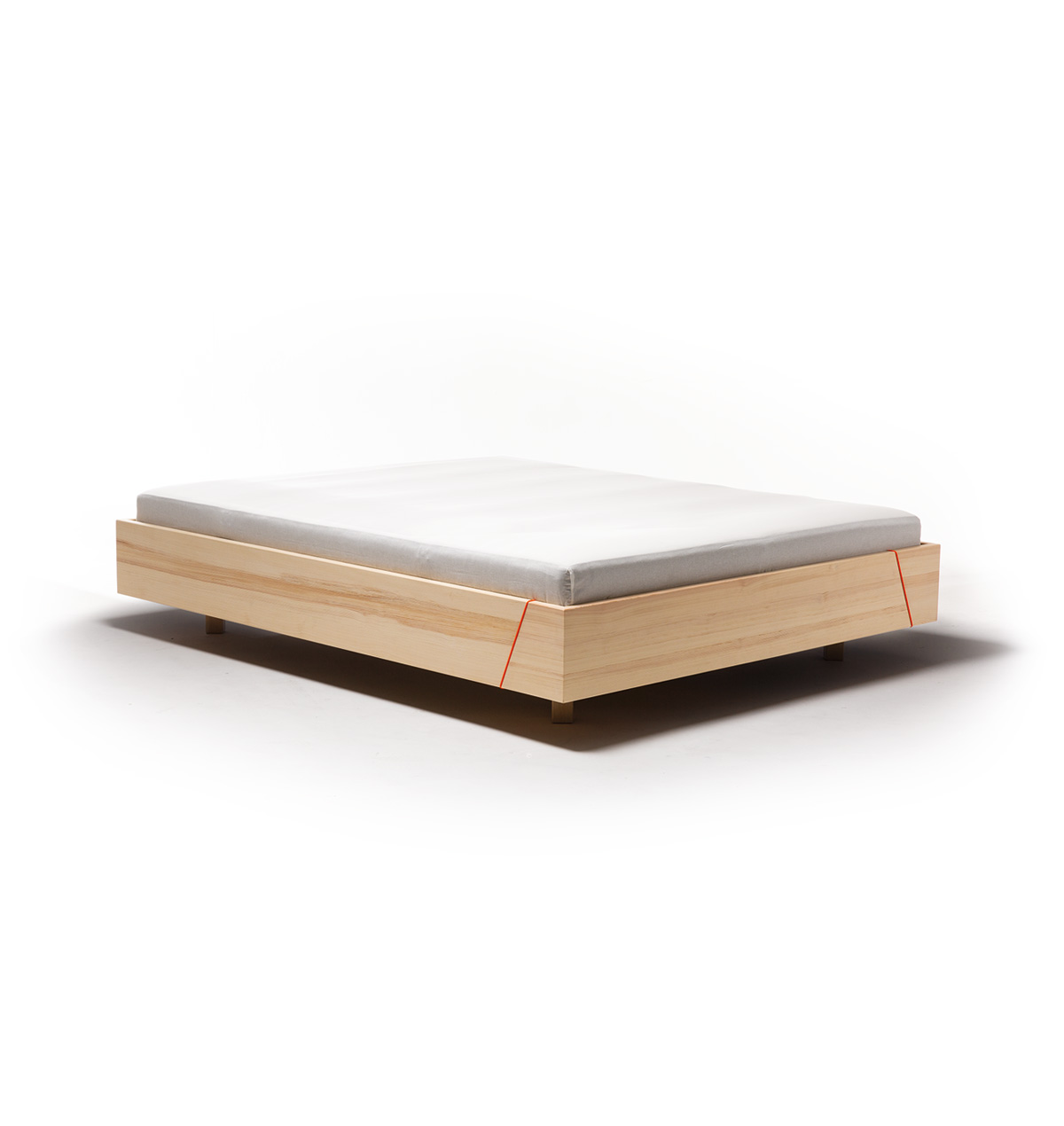 Kiezbett schwebend ohne Zubehör vor weißem Hintergrund 