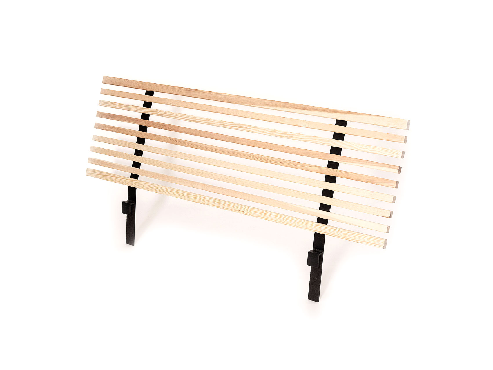 Massivholz Rückenlehne schwarze Halterungen vor weißem Hintergrund